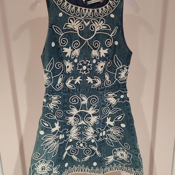 Alice + Olivia Blue and White Embroidered Mini Dress - www.disolcolor.com Alice + Olivia Blue and White Embroidered Mini Dress - www.disolcolor.com